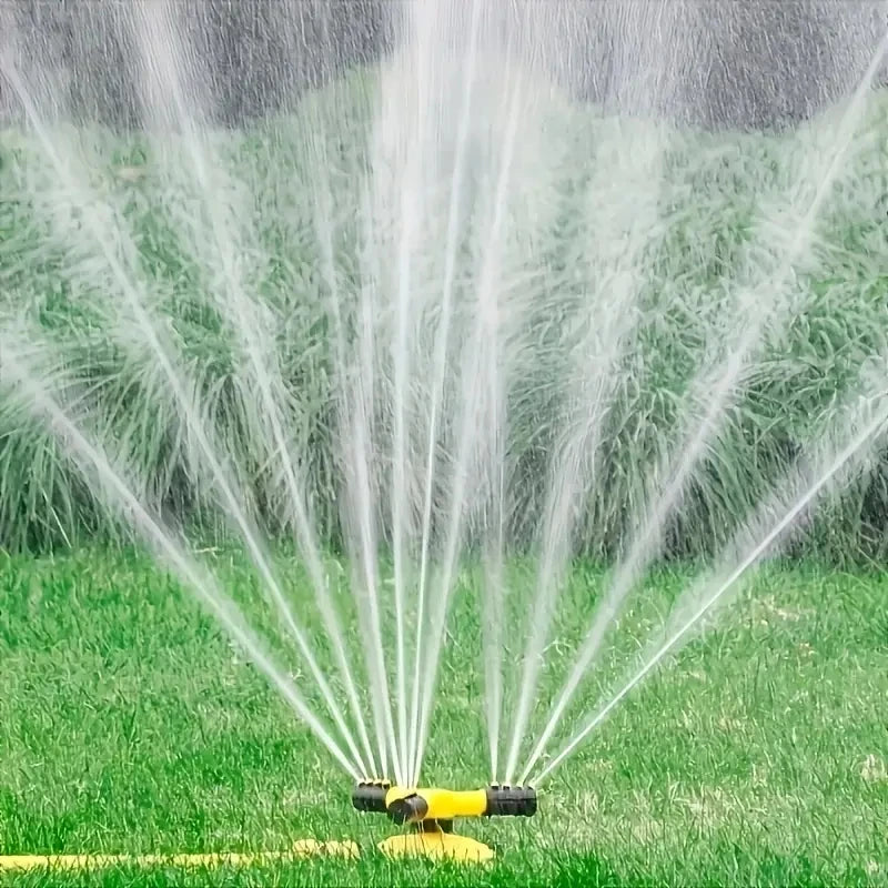 Atualize seu aspersor plástico do jardim, perfeito para irrigação e rega ao a